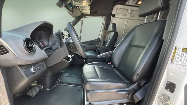 Used 2025  Mercedes-Benz NA image 19