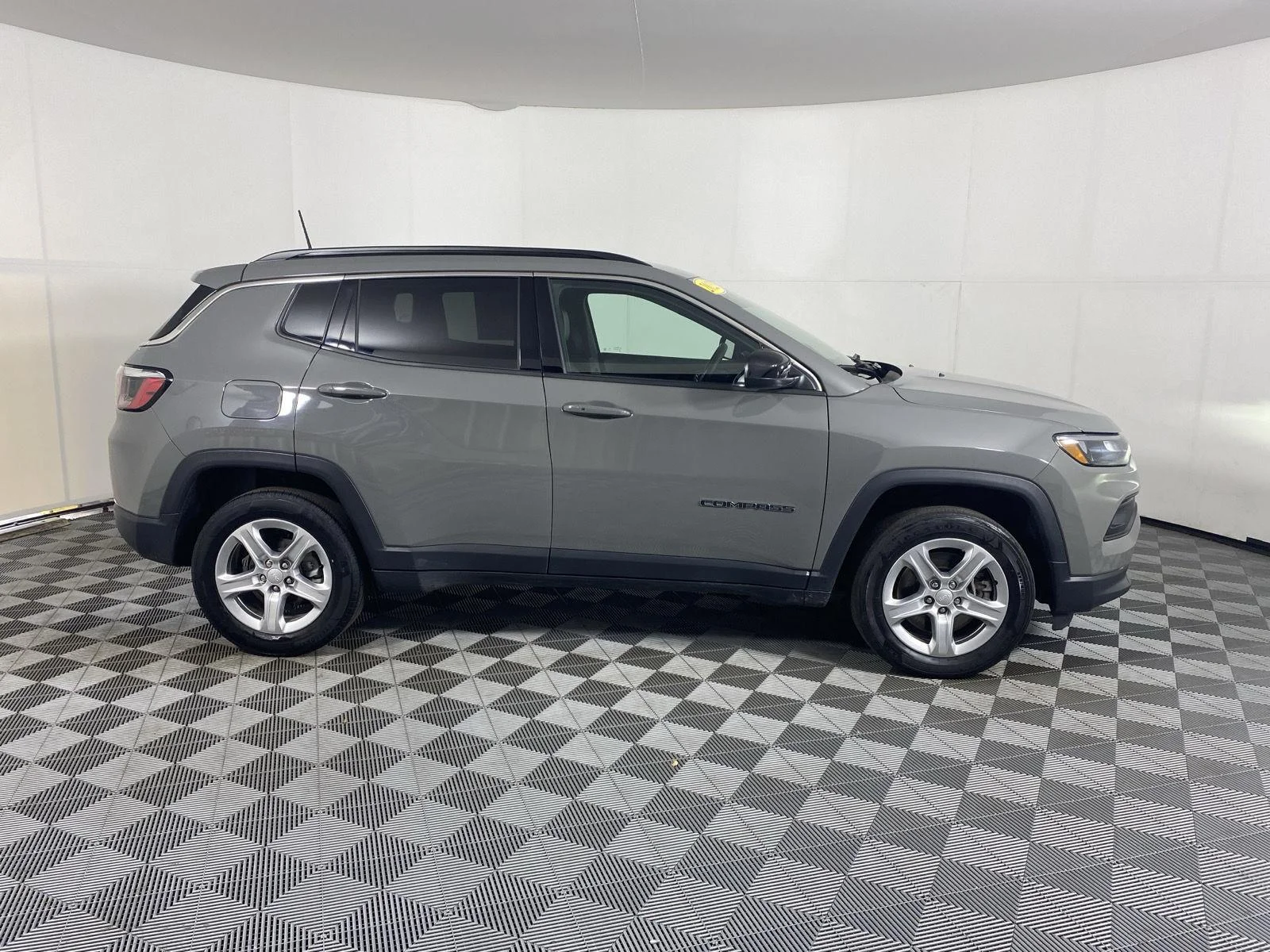 Used 2023 Sting-Gray Clearcoat Jeep Latitude image 10