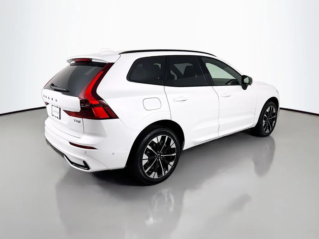 New 2026 Crystal White Volvo T8 Plus image 9