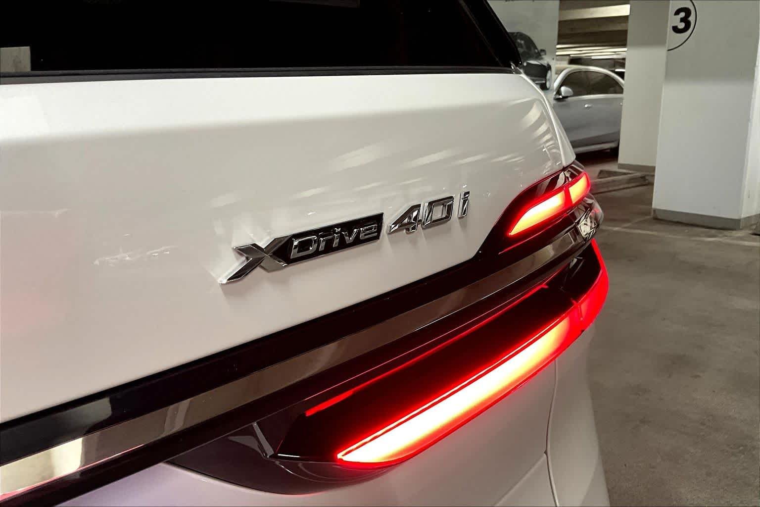 Used 2024 Mineral White Metallic BMW xDrive40i image 10