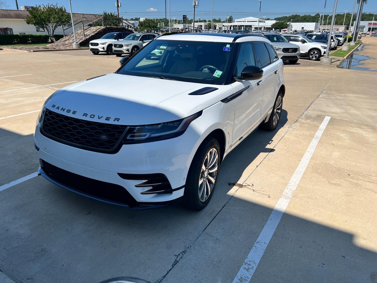 Used 2018 Fuji White Land Rover R-Dynamic SE image 1