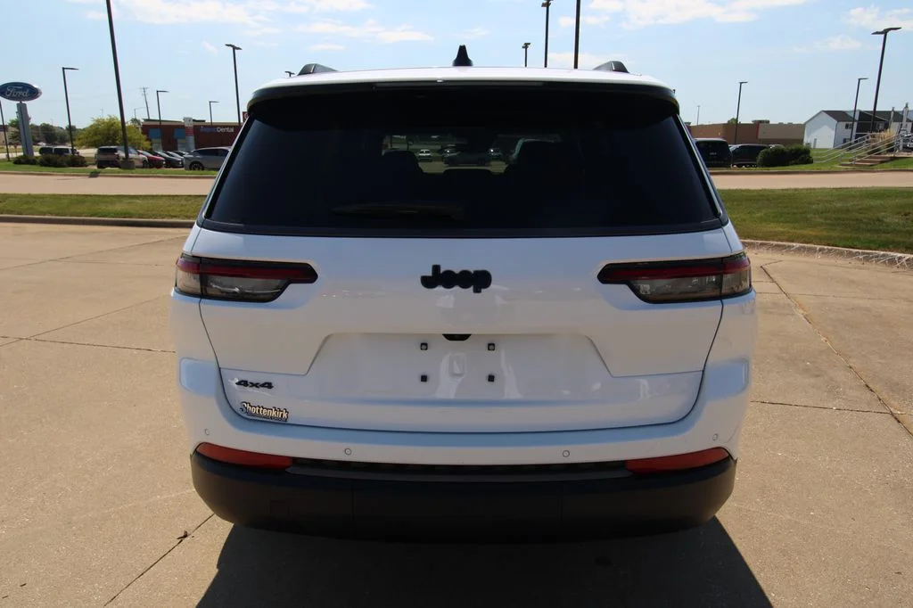 New 2027 Bright White Clear-Coat Paint Jeep Laredo Altitude image 16
