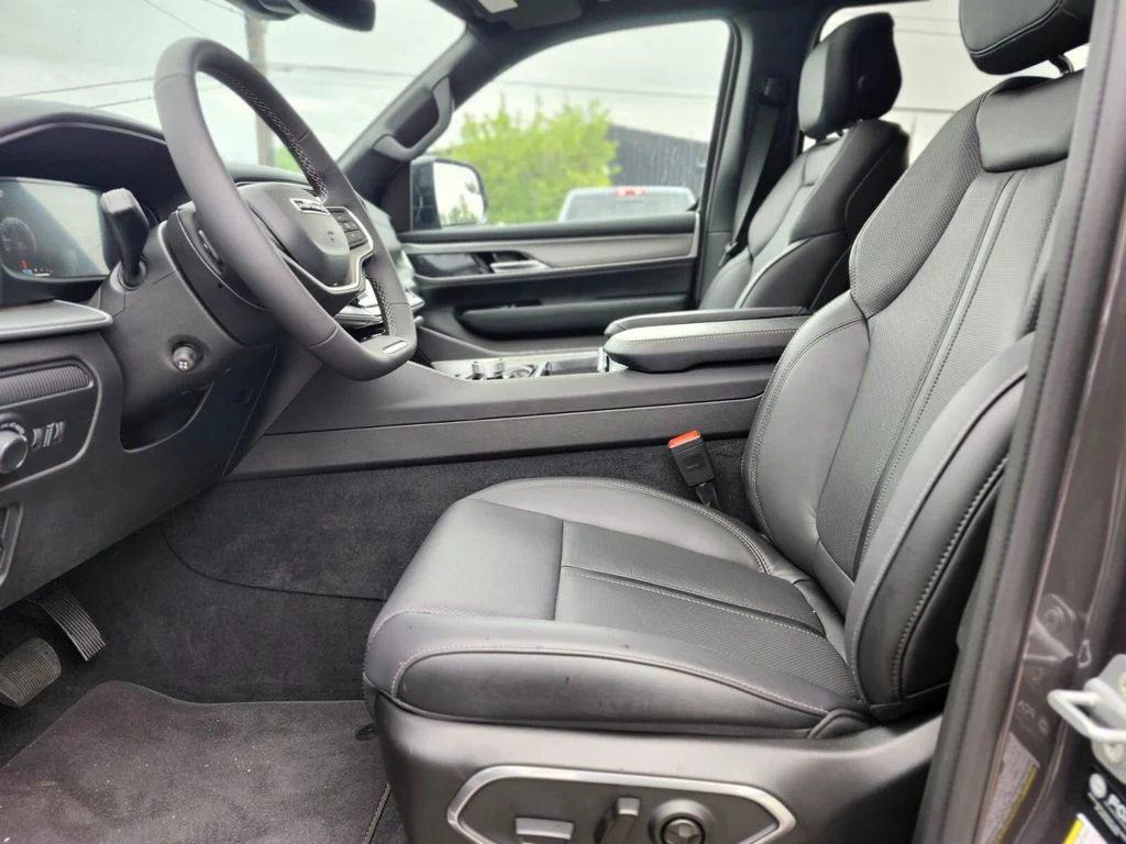 New 2026 Baltic-Gray Metallic Clear-Coat Exterior Paint Jeep Limited Altitude image 20