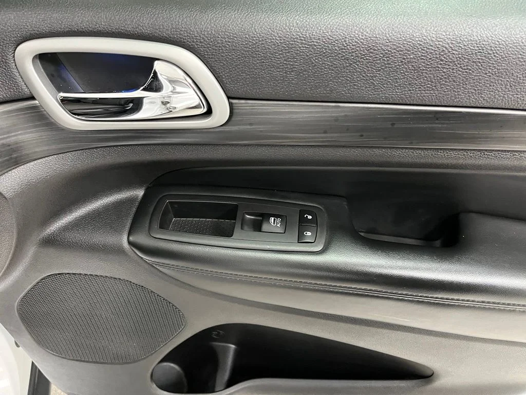 Used 2020 White Jeep Laredo E image 56