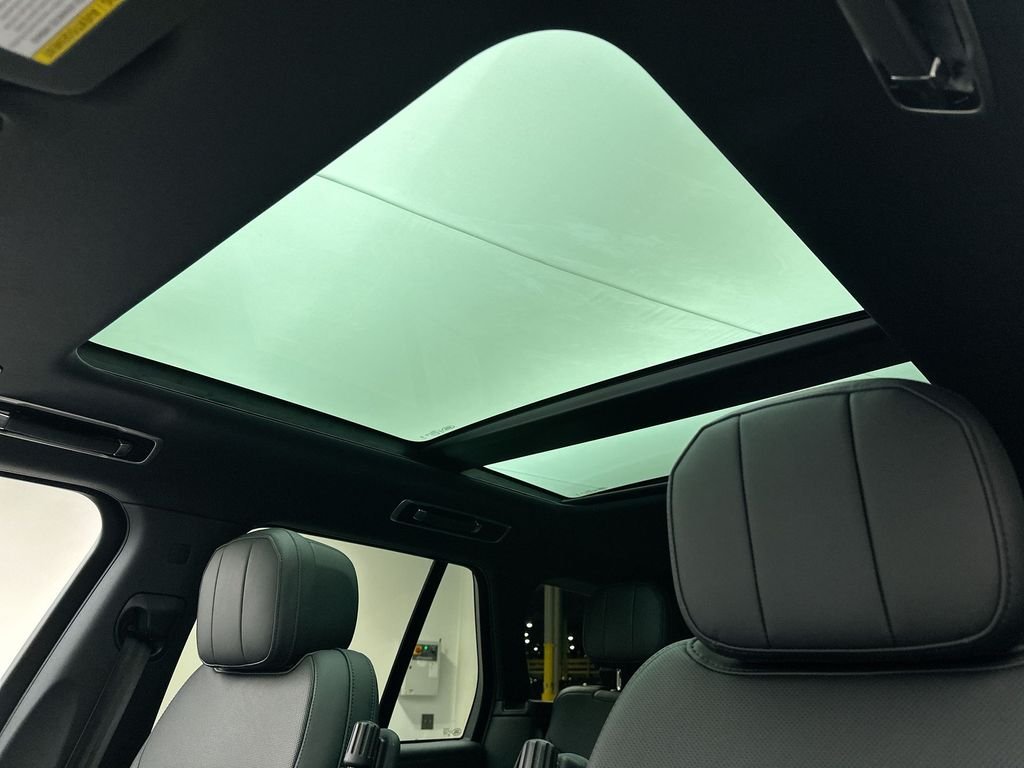 Used 2025  Land Rover SE image 23