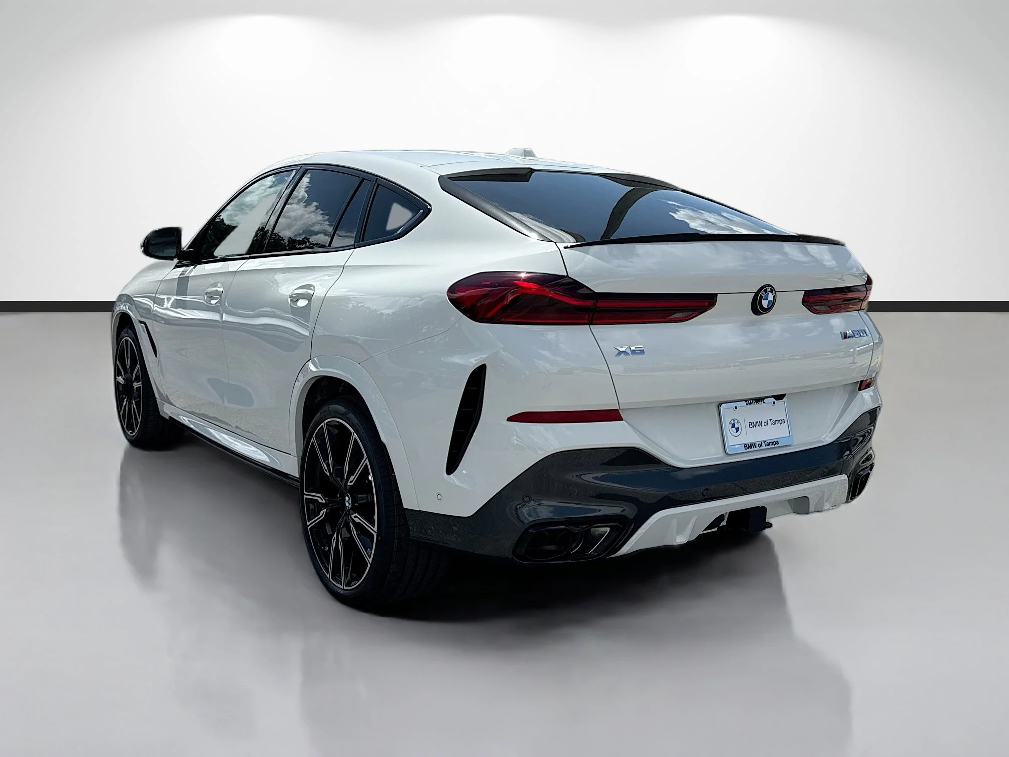New 2027 Alpine White BMW M60i image 5