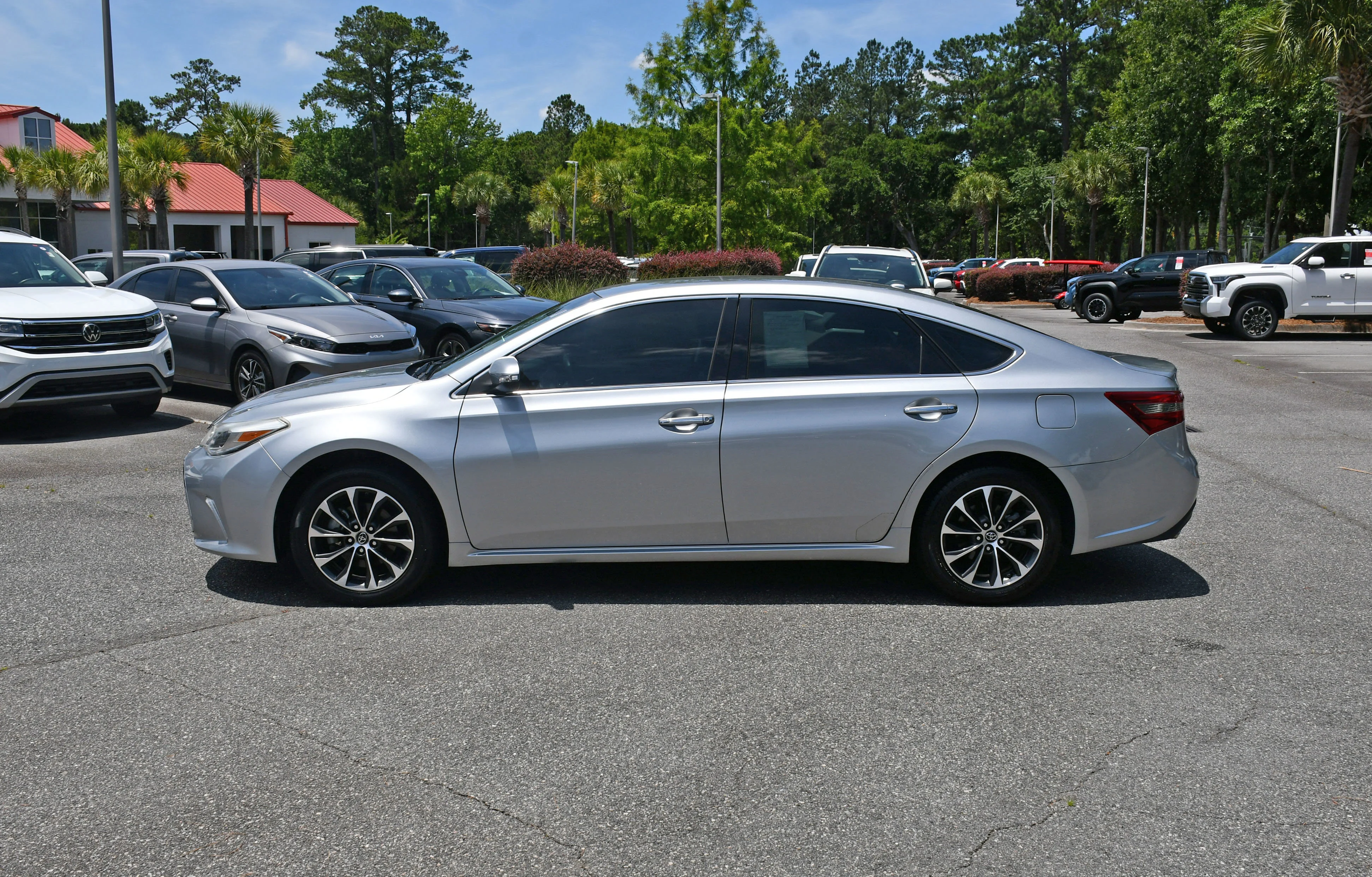 Used 2018 Silver Toyota XLE image 2