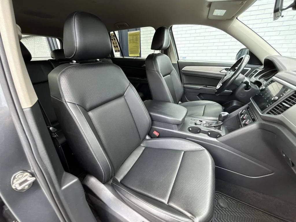 Used 2018 Gray Volkswagen 3.6L V6 SE image 25