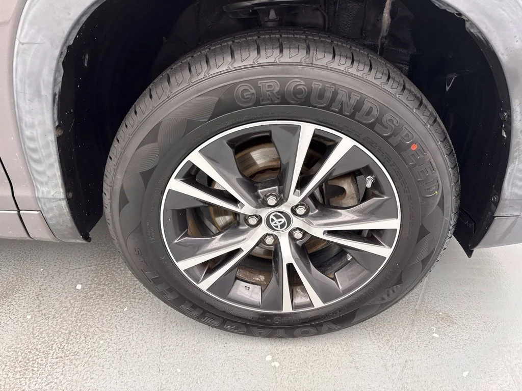 Used 2015 Gray Toyota LE Plus V6 image 12