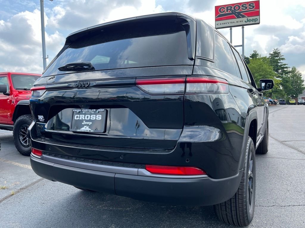 New 2026 Diamond Black Crystal Pearl-Coat Exterior Paint Jeep Altitude image 40