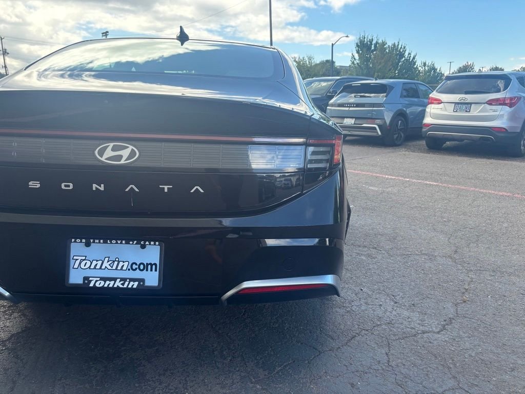 Used 2025 Black Hyundai SEL image 6