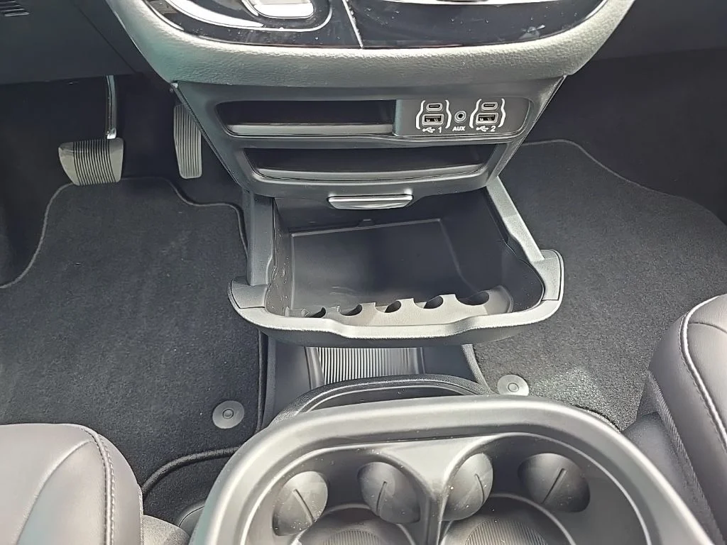 2025 Chrysler Pacifica Select - Photo 13