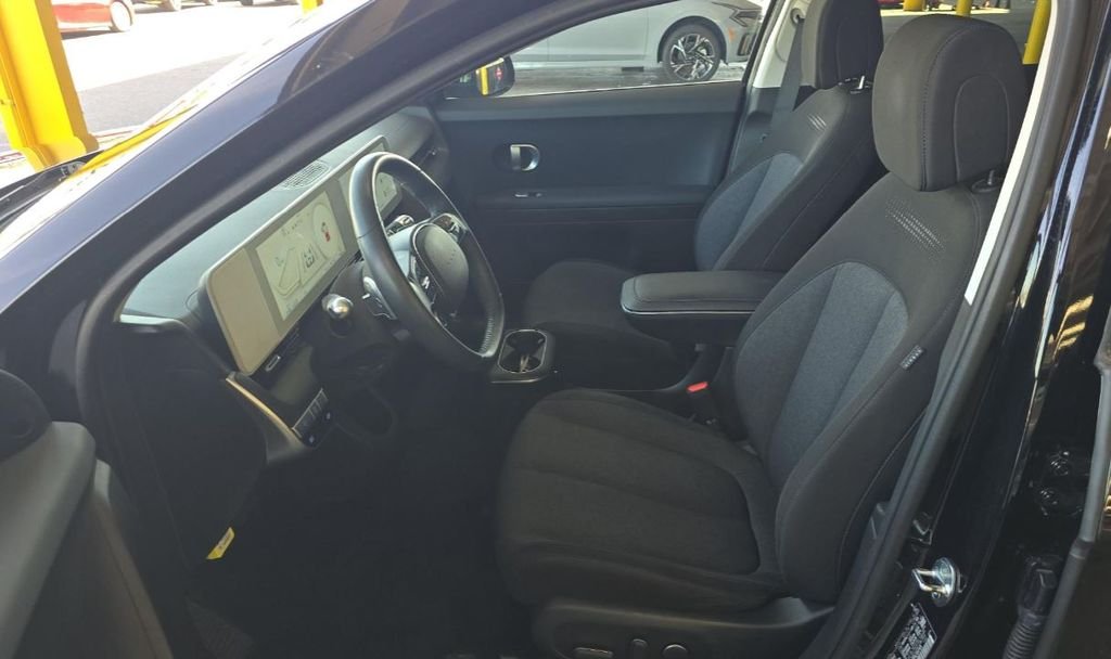 Used 2023 Black Hyundai SE image 7