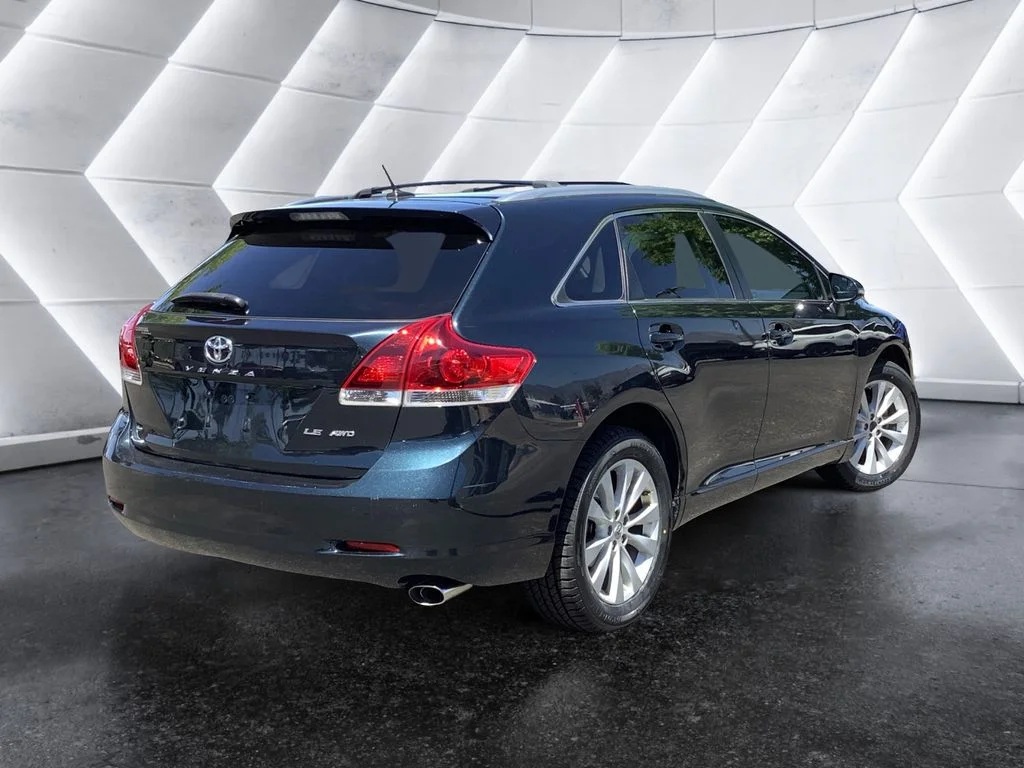 Used 2015 Gray Toyota LE image 4