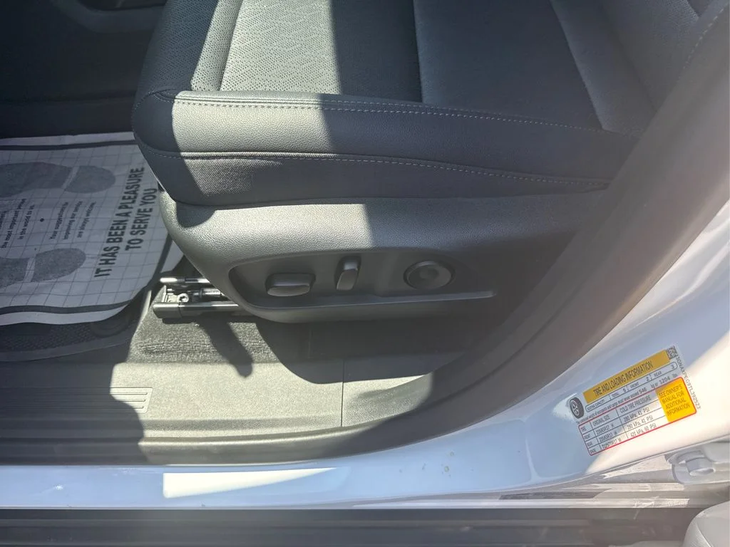 Used 2026 Summit White Chevrolet LT image 33