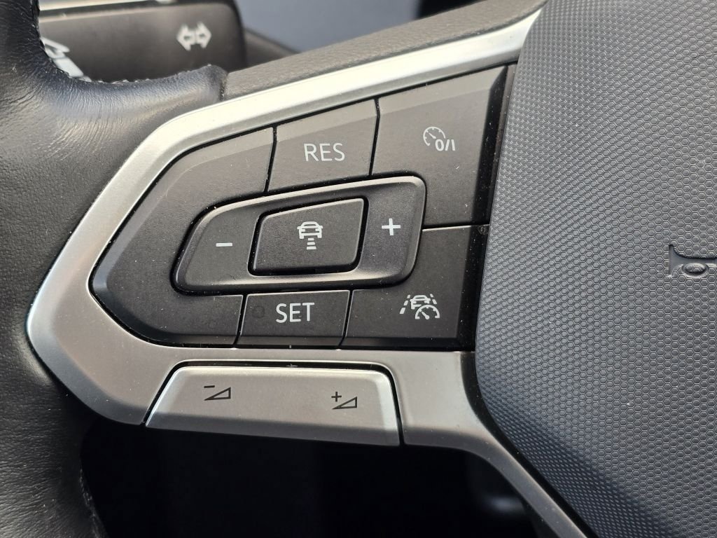 Used 2025 Pyrite Silver Metallic Volkswagen SE image 16