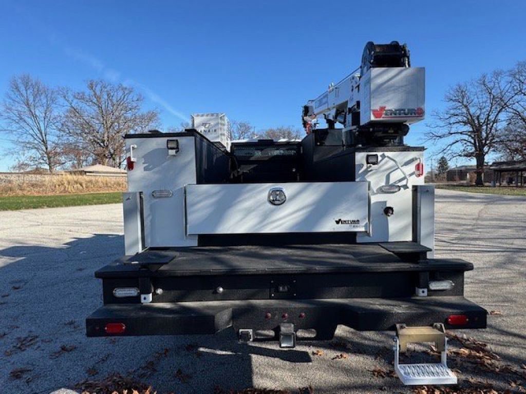 New 2025 Oxford White Ford Base image 23