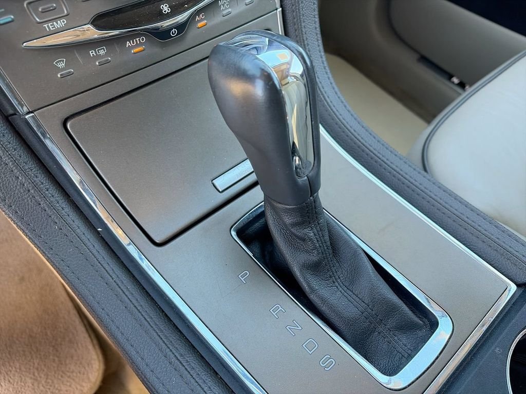 Used 2013 White Lincoln Base image 20