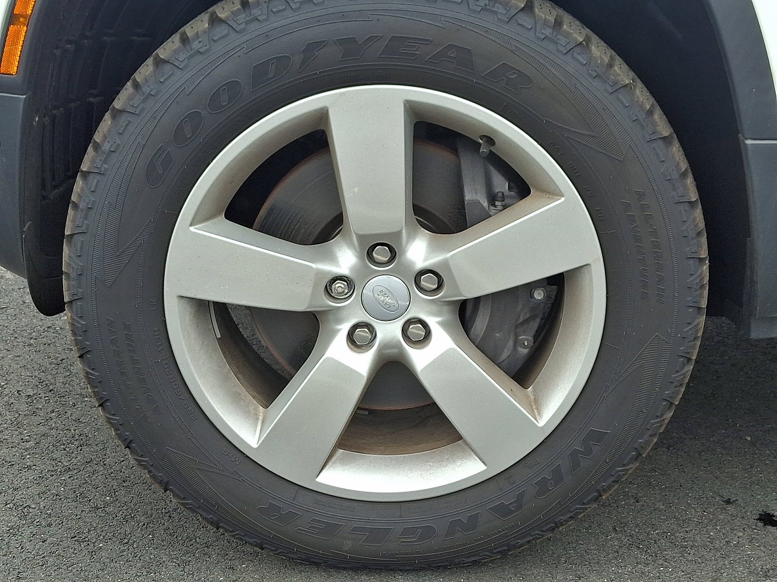 Used 2024 Fuji White - 1AA Land Rover SE image 9
