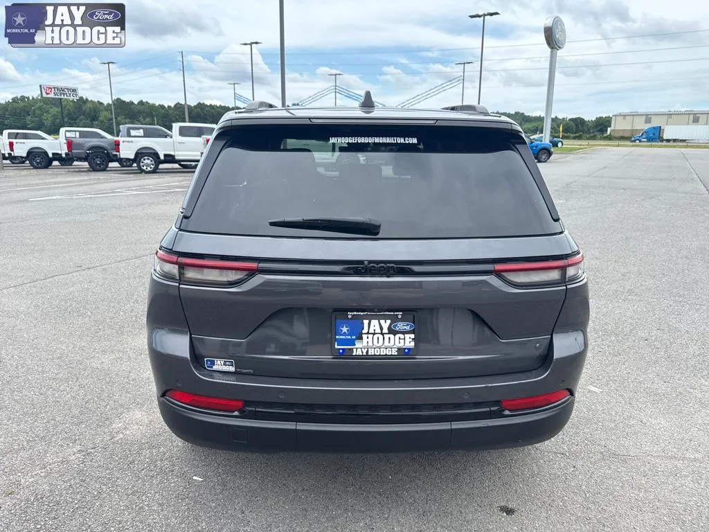 Certified Used 2025 Metallic Jeep Altitude image 6
