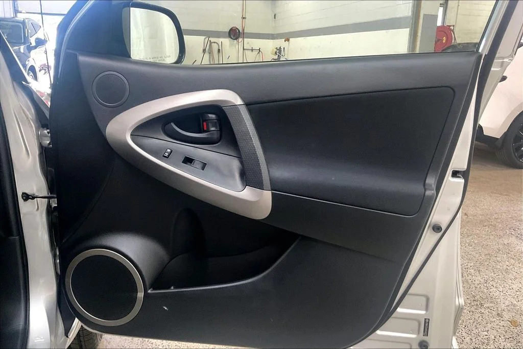 Used 2008 Silver Toyota Sport image 23