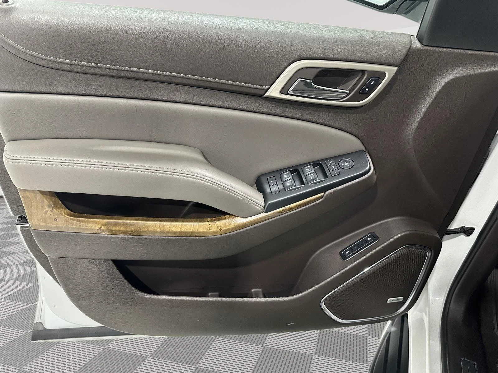 Used 2016 WHITE FROST TRICOAT GMC Denali image 22
