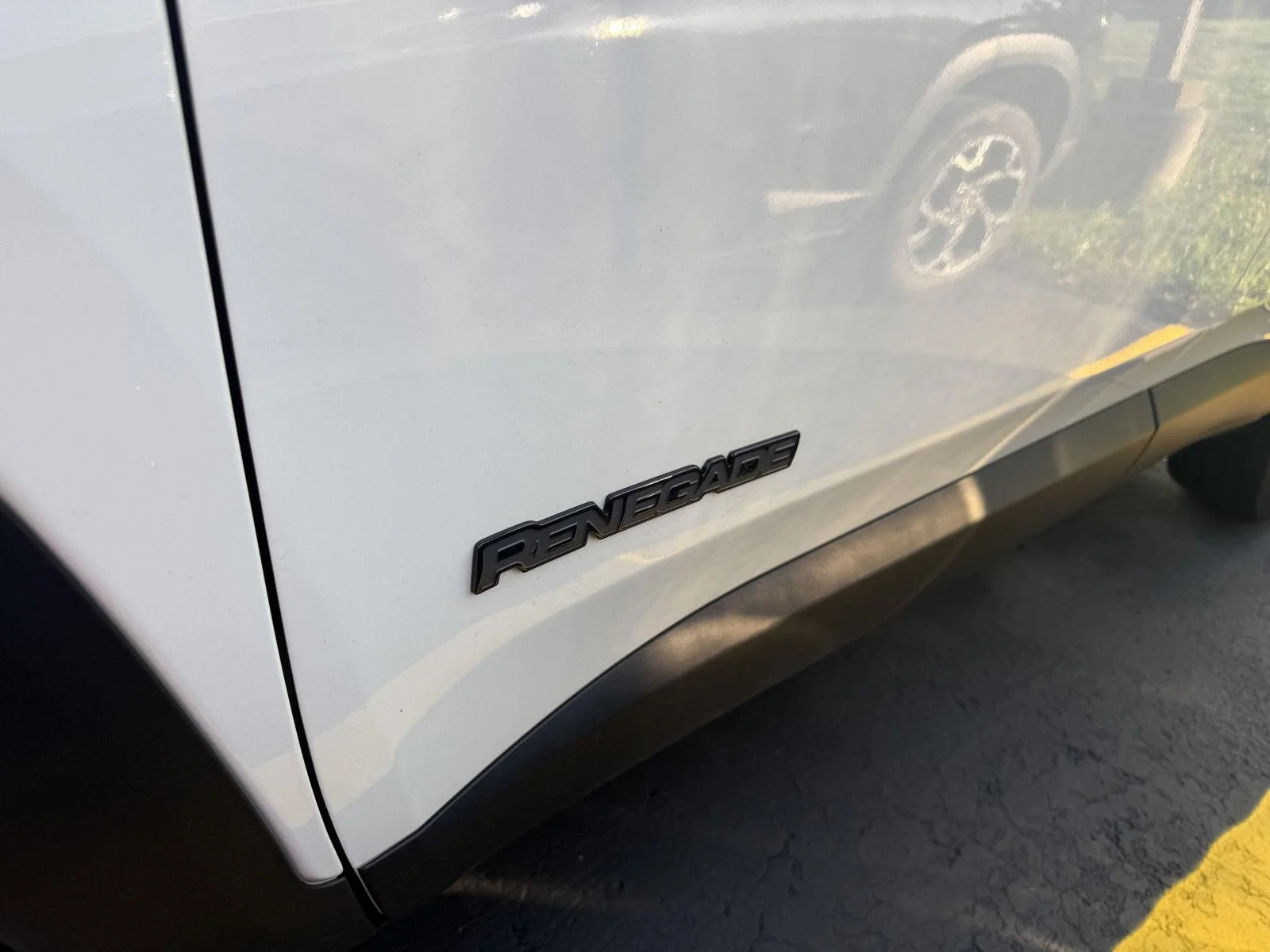 Used 2023  Jeep Upland image 3