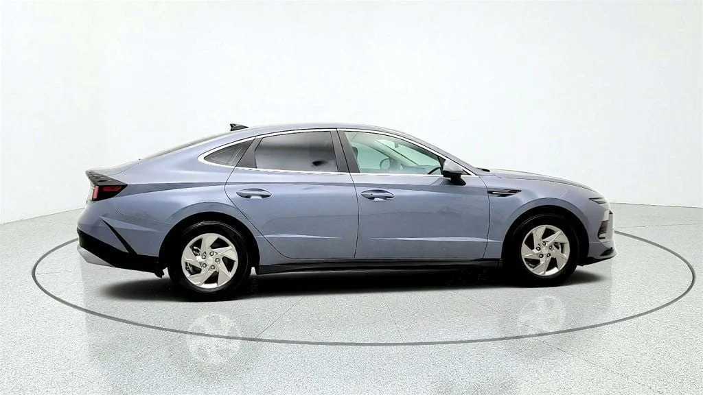 Used 2026 Transmission Blue Hyundai SE FWD image 4