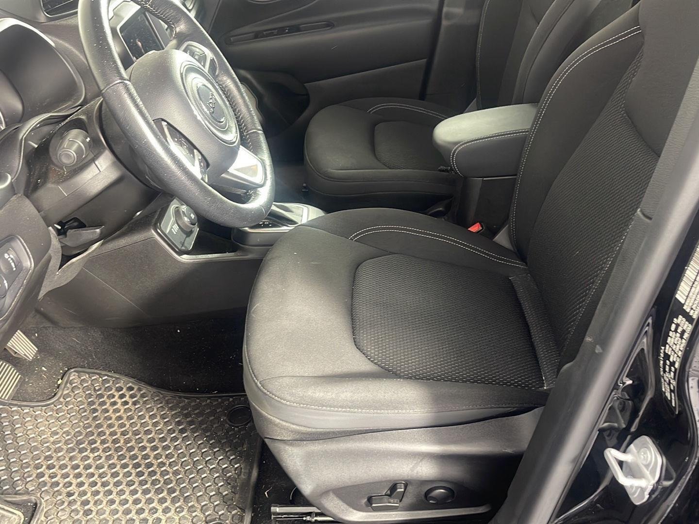 Used 2023 Black Clearcoat Jeep Latitude image 35