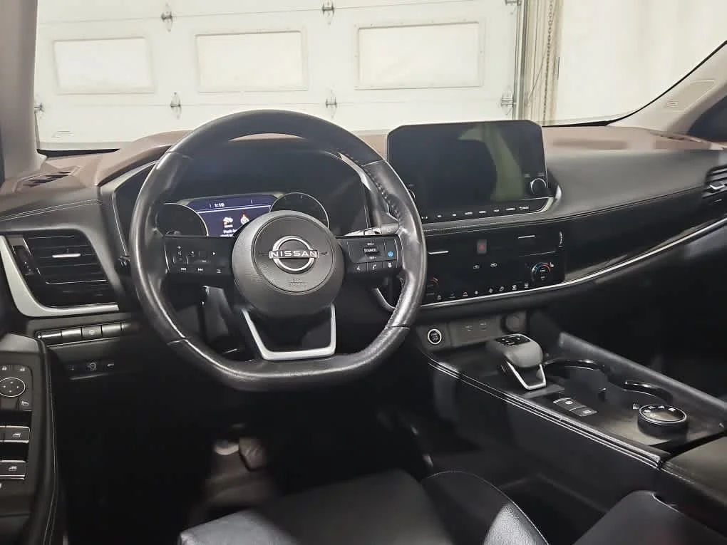 Used 2023 Pearl White Tricoat/Super Black Nissan SL image 13