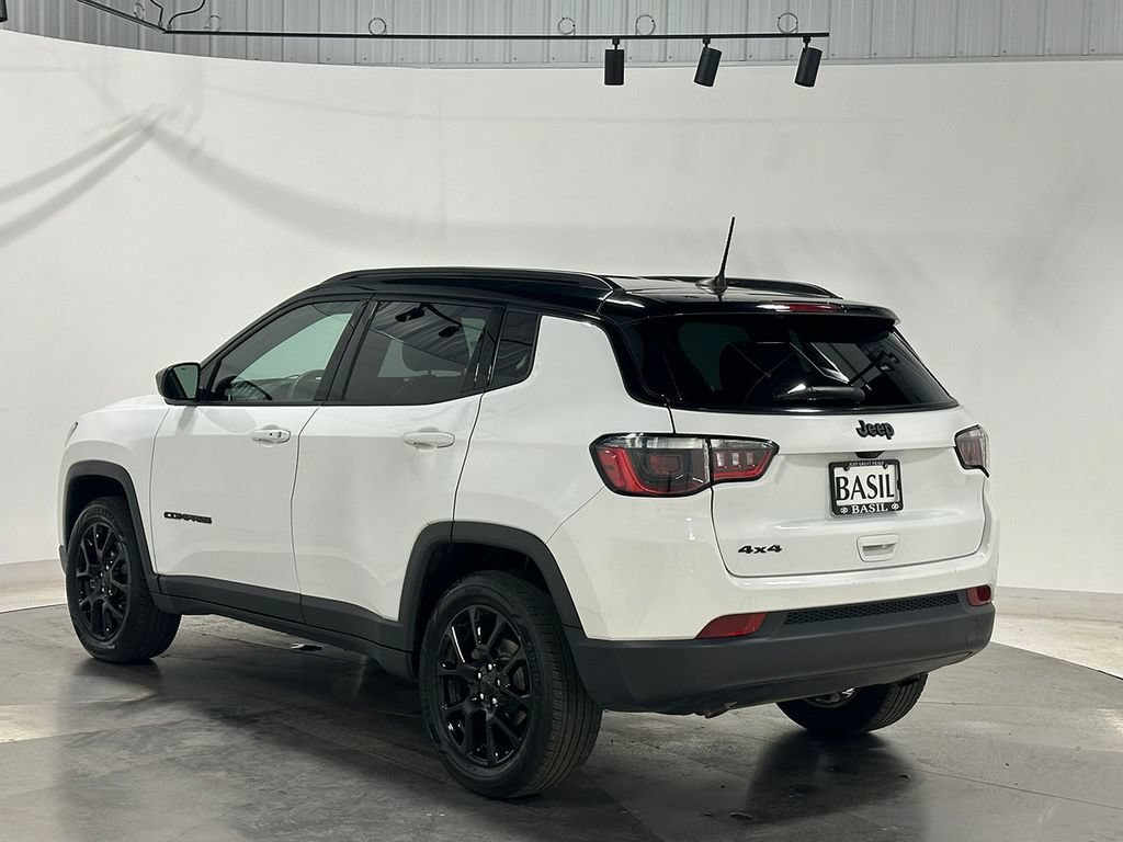 Used 2023  Jeep Altitude image 13