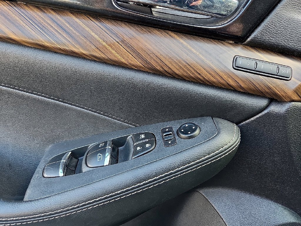 Used 2018 Black Nissan Platinum image 15