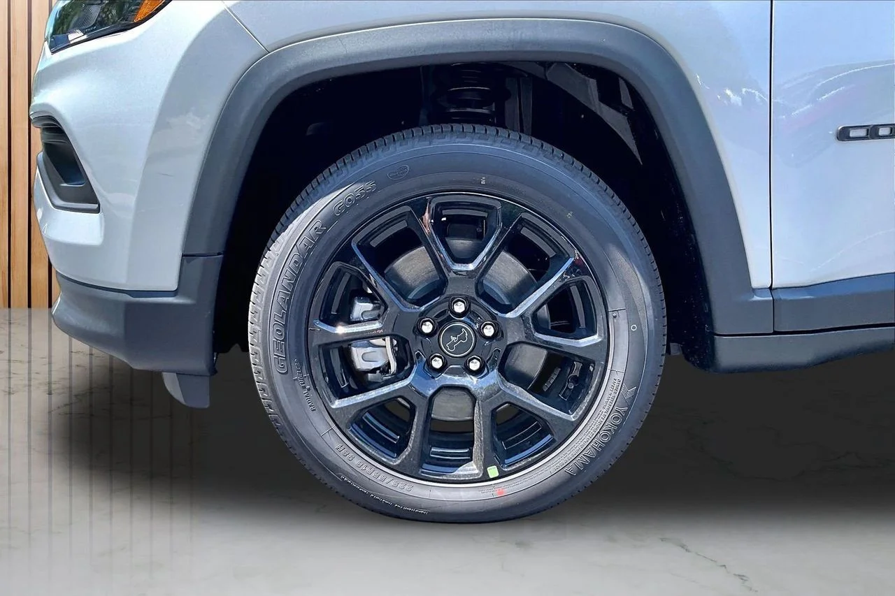 New 2026 Silver Zynith Metallic Clear-Coat Exterior Paint Jeep Latitude image 30