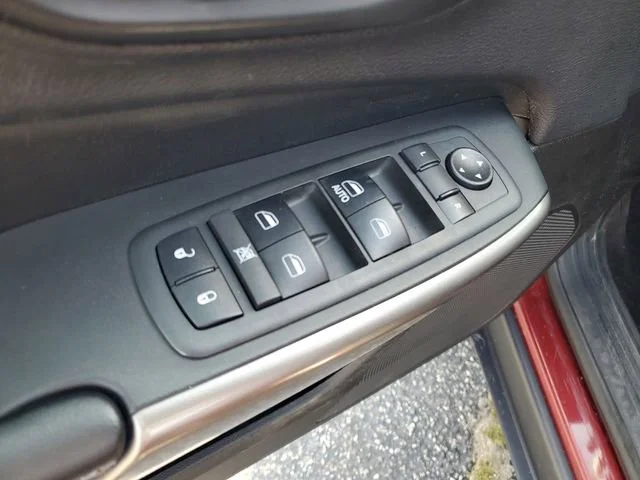 Used 2019 Red Jeep Latitude image 9