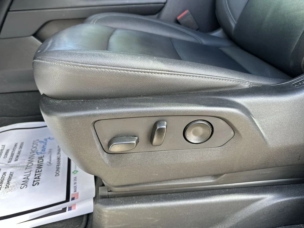 Used 2023 White Chevrolet Z71 image 12