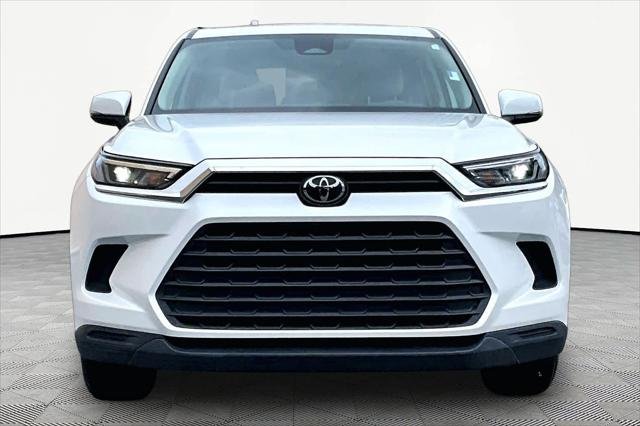 Certified Used 2025 WIND CHILL PEARL Toyota  image 4