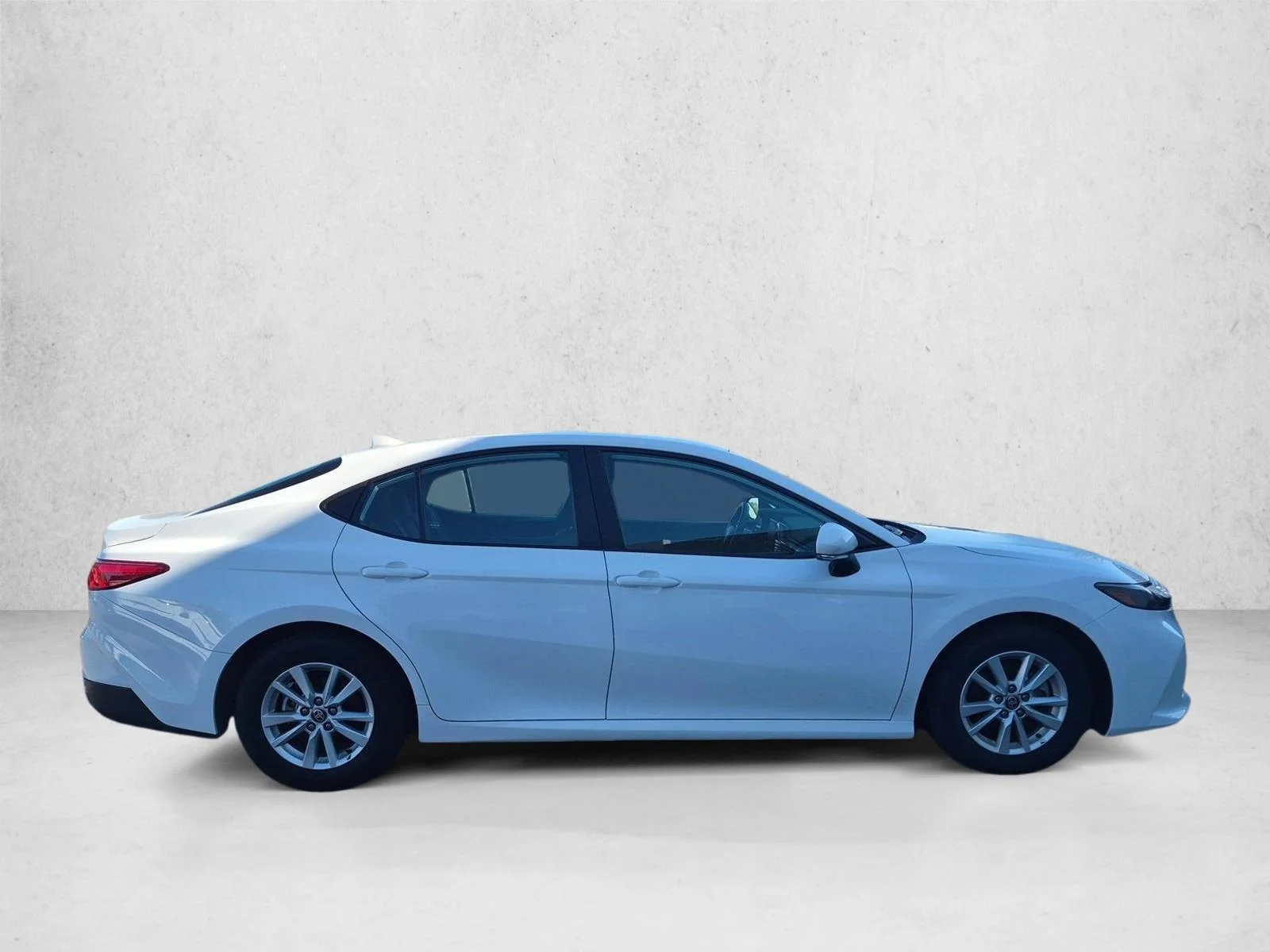 Used 2025 Ice Cap Toyota LE image 4