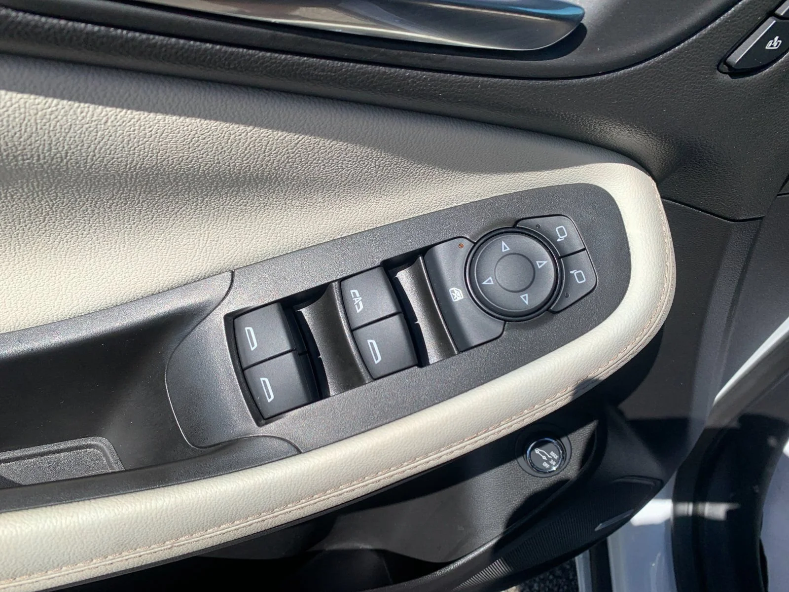 Used 2024 White Frost Tricoat Buick Avenir image 12