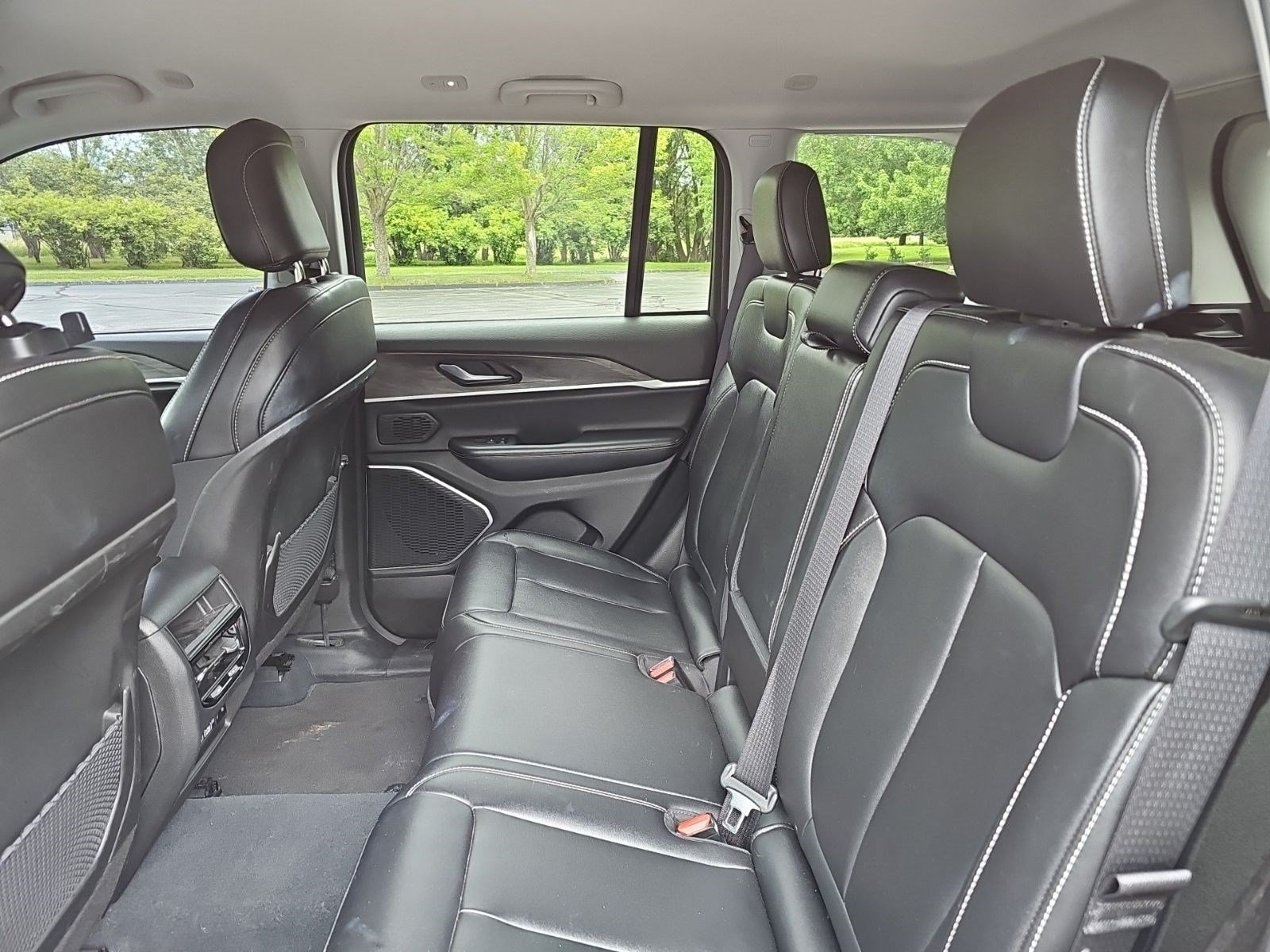 Certified Used 2023 Diamond Black Crystal Pearlcoat Jeep Limited image 16