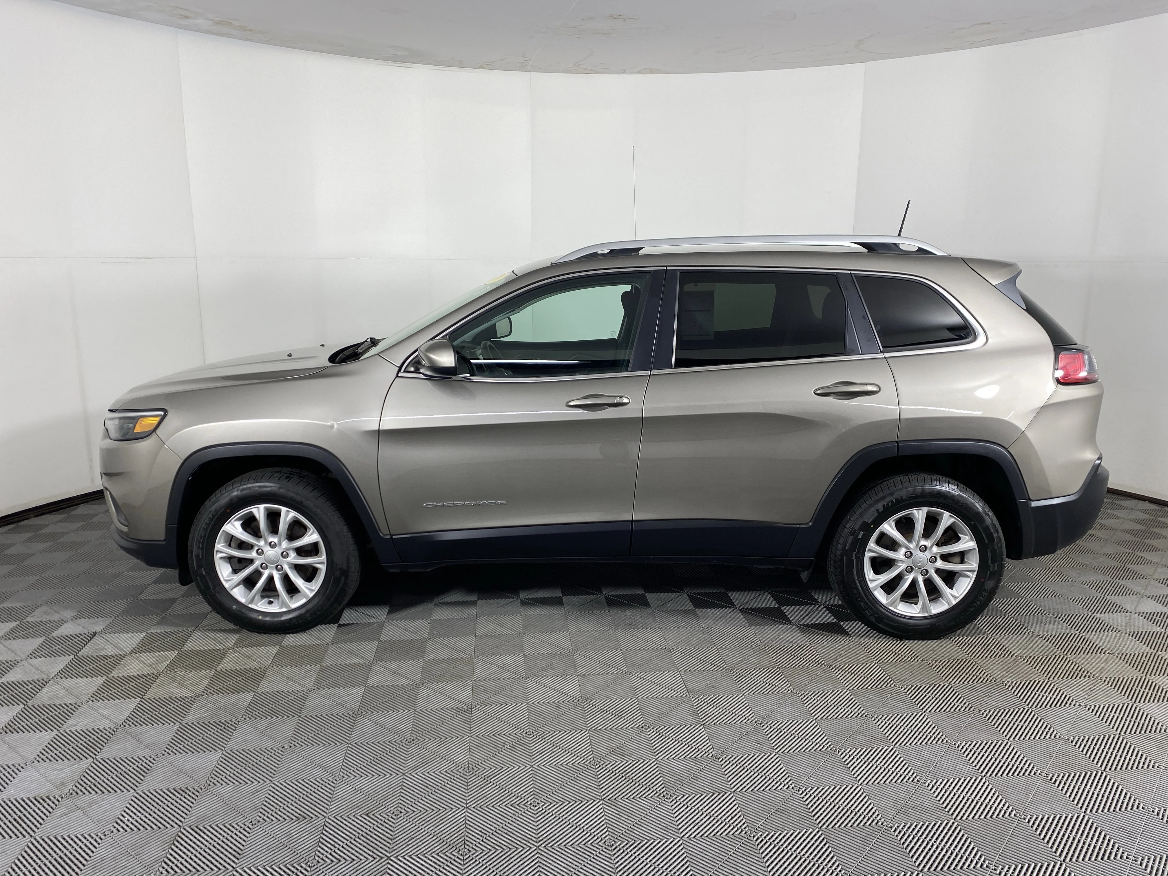 Used 2019 Light Brownstone Pearlcoat Jeep Latitude image 9