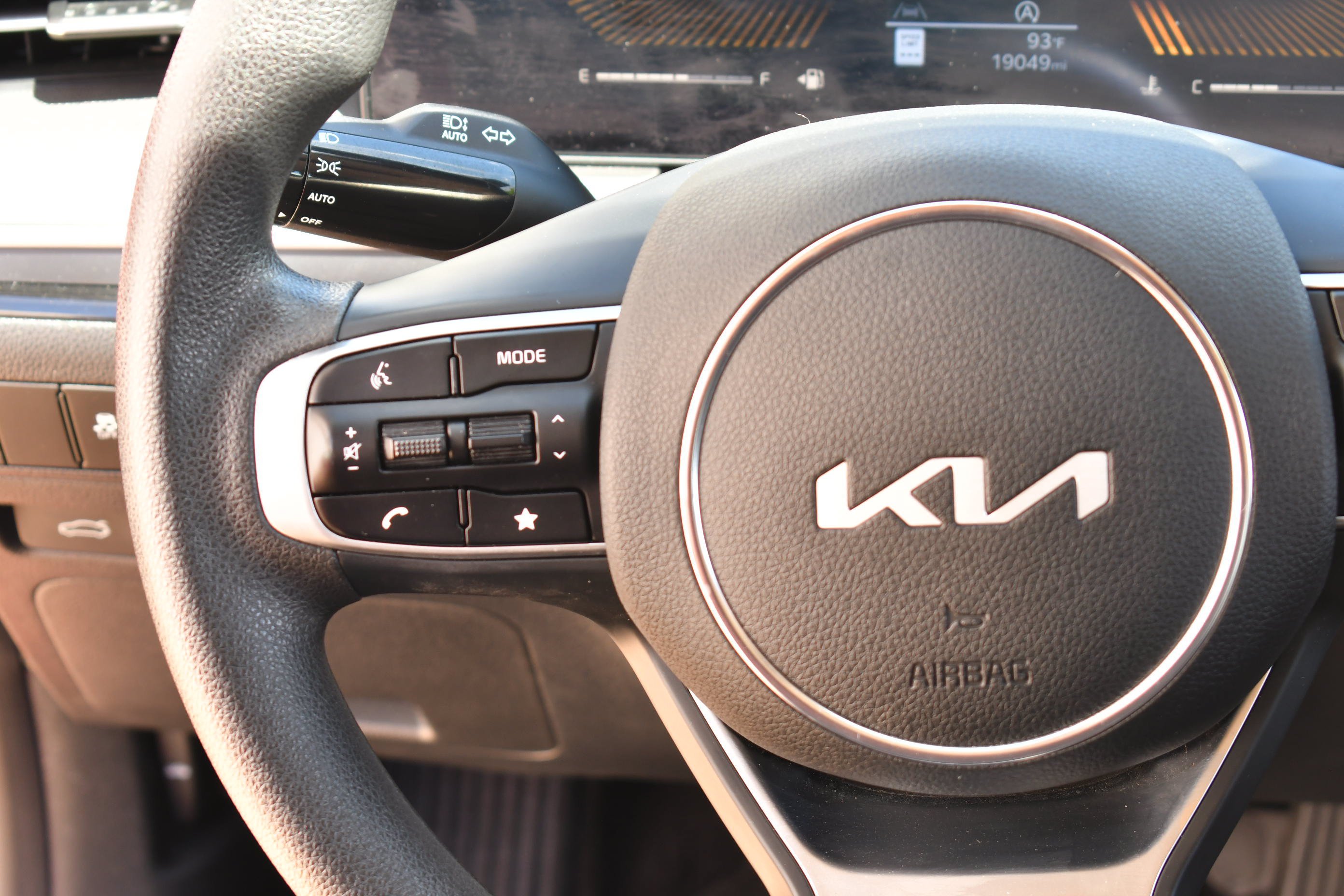 2025 Kia K5 LXS - Photo 17
