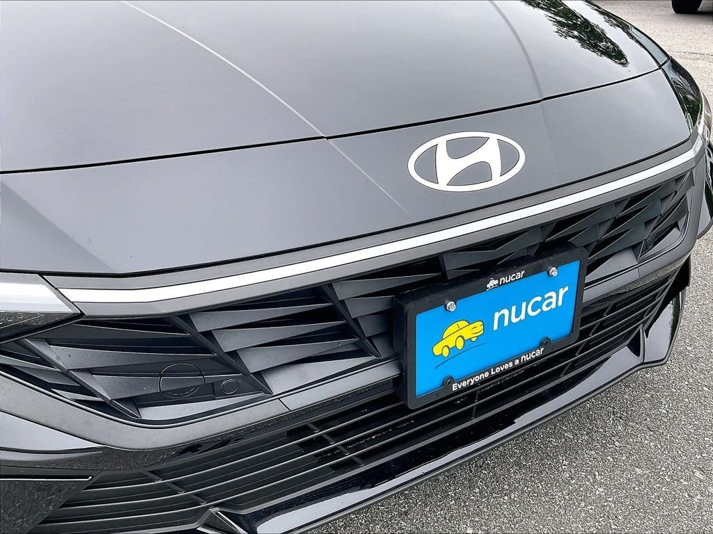 Used 2025 Abyss Black Hyundai SE image 27