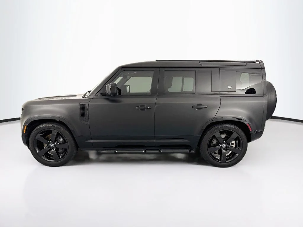 Used 2024 Black Land Rover X-Dynamic SE image 8