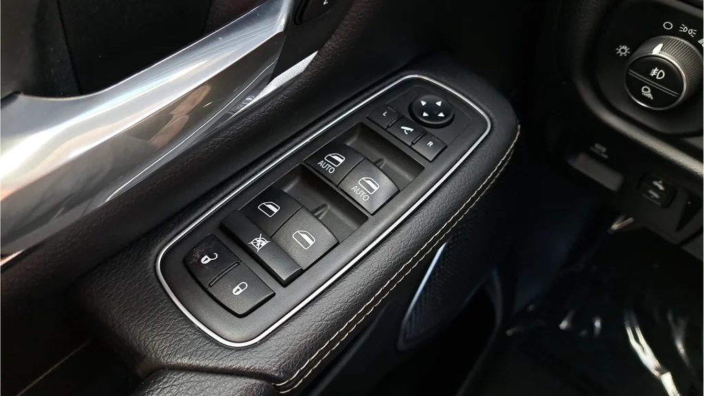 Used 2021 Silver Ram Laramie image 25