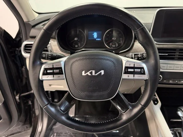 Used 2022 Black Kia EX image 17