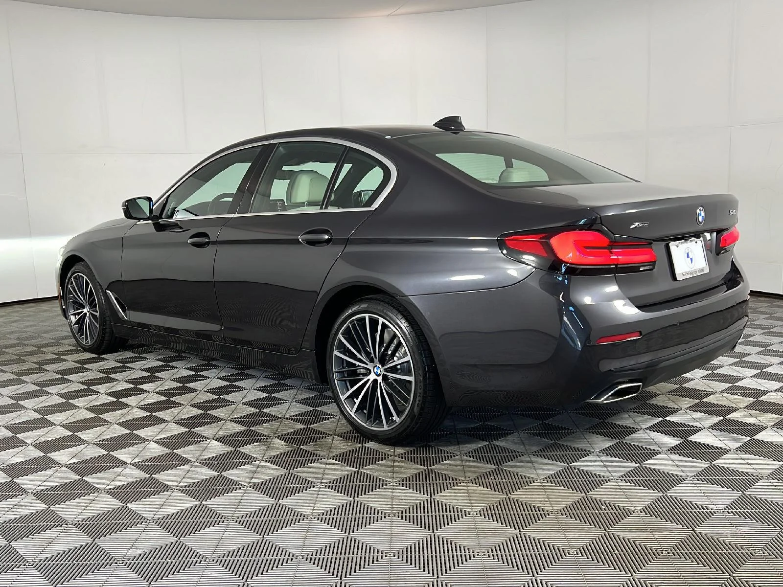 Used 2022 Dark Graphite Metallic BMW 540i xDrive image 9