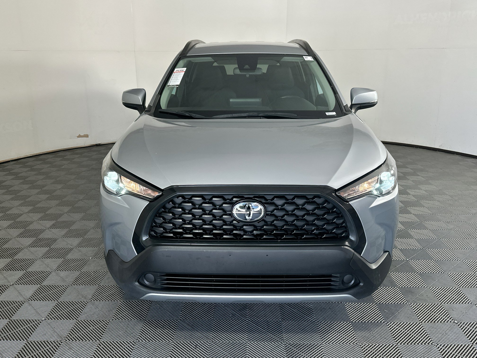 Used 2022 Silver Toyota LE image 8