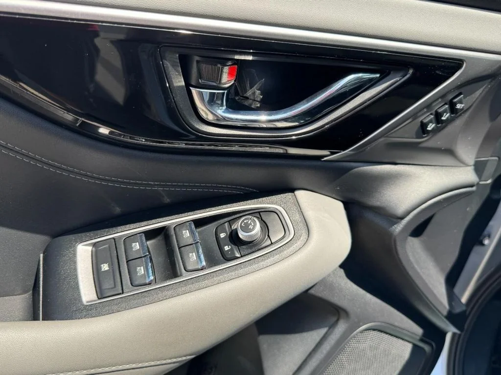 Used 2022 Ice Silver Metallic Subaru Limited image 17