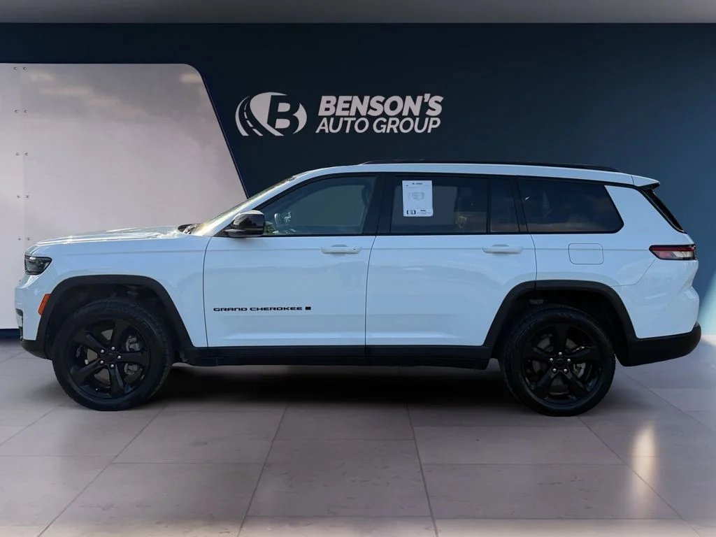Used 2023 White Jeep Altitude image 2