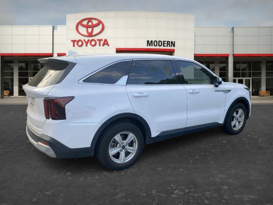 Used 2025 Glacial White Pearl Kia LX image 12